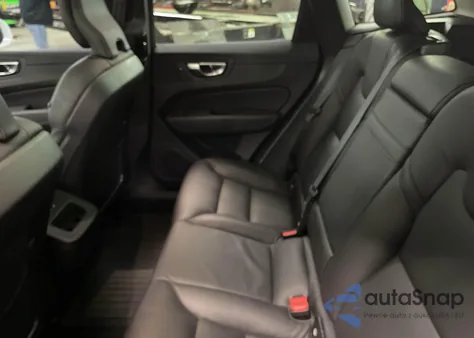 2021 Volvo Xc60 T5 Momentum z USA, uszkodzony, nr VIN YV4102RKXM1803450